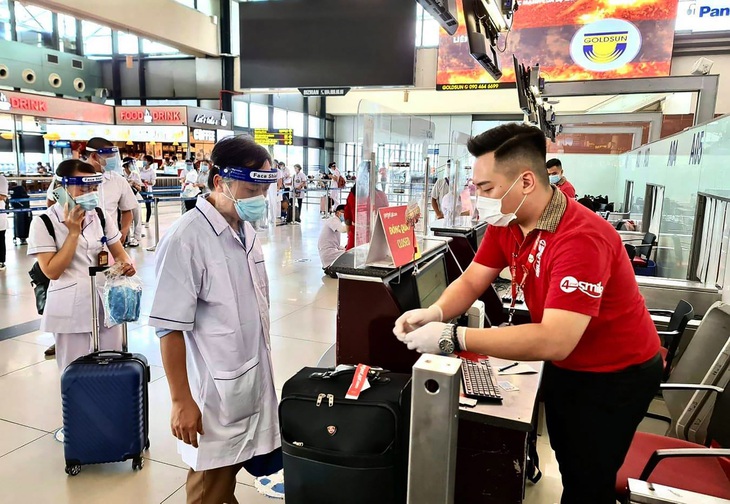Vietjet vận chuyển hàng nghìn y bác sĩ, hàng triệu liều vaccine phòng dịch - Ảnh 1. Vietjet vận chuyển hàng nghìn y bác sĩ, hàng triệu liều vaccine phòng dịch - Ảnh 1.