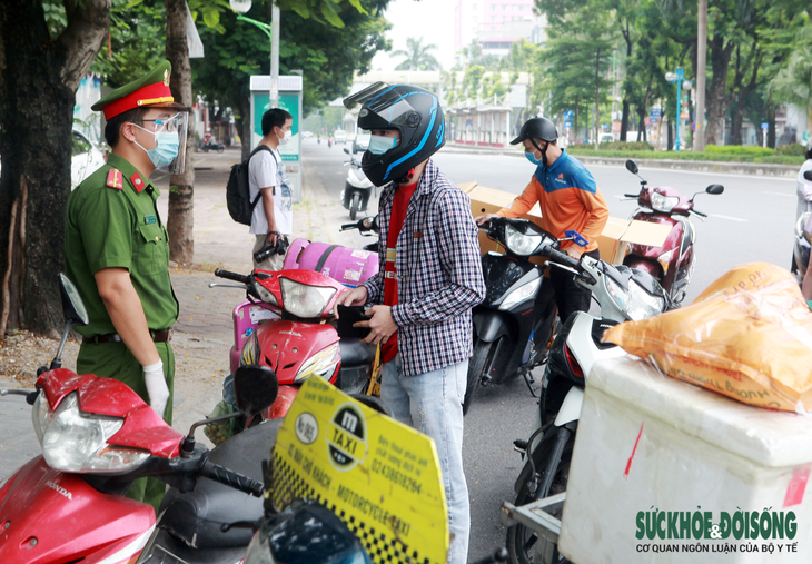 Hà Nội phạt hơn 1 tỷ đồng người tập trung đông người, ra đường không có lý do - Ảnh 1. Hà Nội phạt hơn 1 tỷ đồng người tập trung đông người, ra đường không có lý do - Ảnh 1.