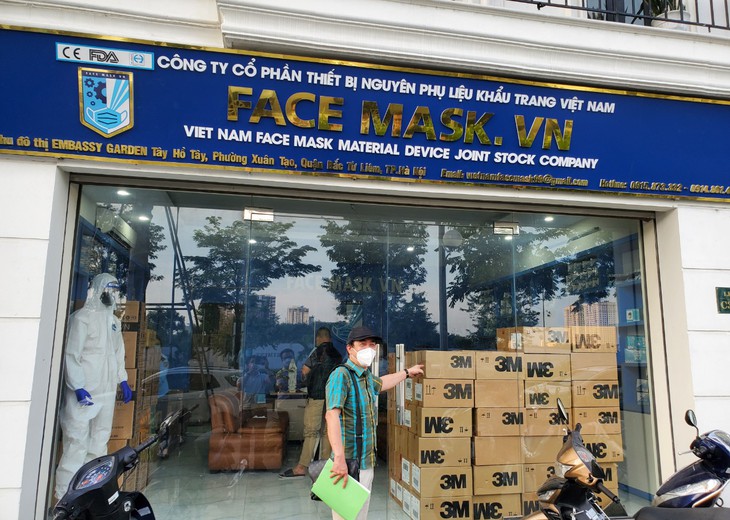 “Tướng già” Trần Hùng một mình vào “hang ổ”, phát hiện 17.000 khẩu trang 3M rởm - Ảnh 2.