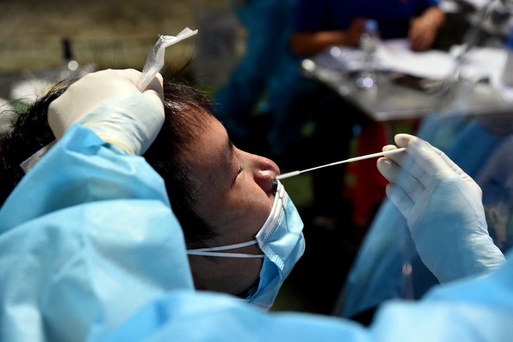 Sáng 3/11: Còn 427 ca COVID-19 phải thở máy, ECMO; 12 tỉnh nào qua 2 tuần chưa có F0 lây nhiễm thứ phát? - Ảnh 1. Sáng 3/11: Còn 427 ca COVID-19 phải thở máy, ECMO; 12 tỉnh nào qua 2 tuần chưa có F0 lây nhiễm thứ phát? - Ảnh 1.