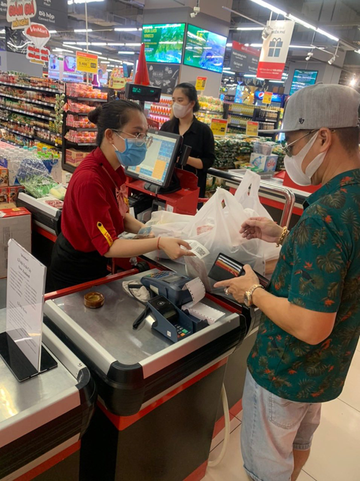 Nhà bán lẻ thiết lập không gian mua sắm an toàn, triển khai nhiều hoạt động cộng đồng có ý nghĩa - Ảnh 1. Nhà bán lẻ thiết lập không gian mua sắm an toàn, triển khai nhiều hoạt động cộng đồng có ý nghĩa - Ảnh 1.