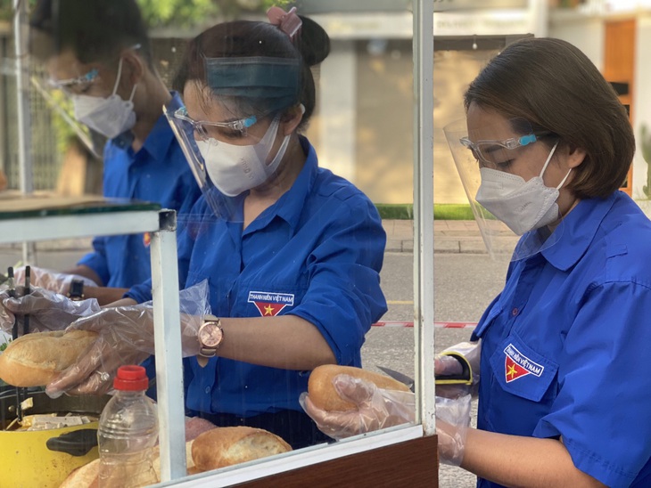 Quảng Trị: "Tủ bánh mì yêu thương" ấm lòng bệnh nhân trong đại dịch COVID-19 - Ảnh 1.