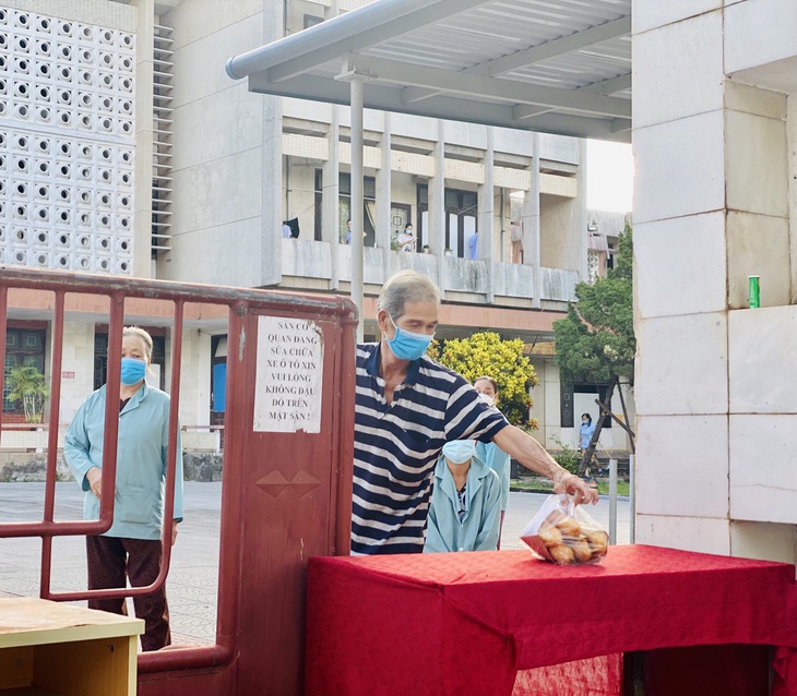 Quảng Trị: "Tủ bánh mì yêu thương" ấm lòng bệnh nhân trong đại dịch COVID-19 - Ảnh 5.