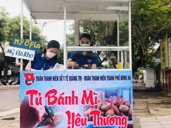 Quảng Trị: "Tủ bánh mì yêu thương" ấm lòng bệnh nhân trong đại dịch COVID-19 - Ảnh 2.