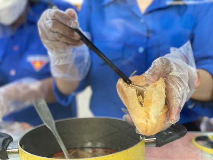 Quảng Trị: "Tủ bánh mì yêu thương" ấm lòng bệnh nhân trong đại dịch COVID-19 - Ảnh 3.