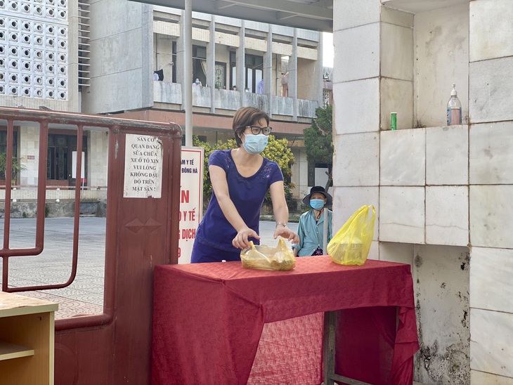 Quảng Trị: "Tủ bánh mì yêu thương" ấm lòng bệnh nhân trong đại dịch COVID-19 - Ảnh 4.