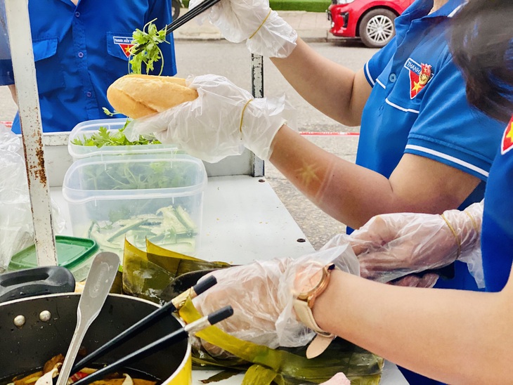 Quảng Trị: "Tủ bánh mì yêu thương" ấm lòng bệnh nhân trong đại dịch COVID-19 - Ảnh 6.