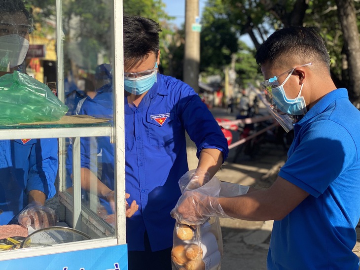Quảng Trị: "Tủ bánh mì yêu thương" ấm lòng bệnh nhân trong đại dịch COVID-19 - Ảnh 7.