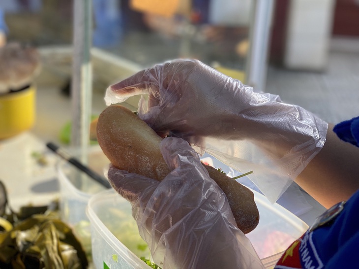 Quảng Trị: "Tủ bánh mì yêu thương" ấm lòng bệnh nhân trong đại dịch COVID-19 - Ảnh 8.
