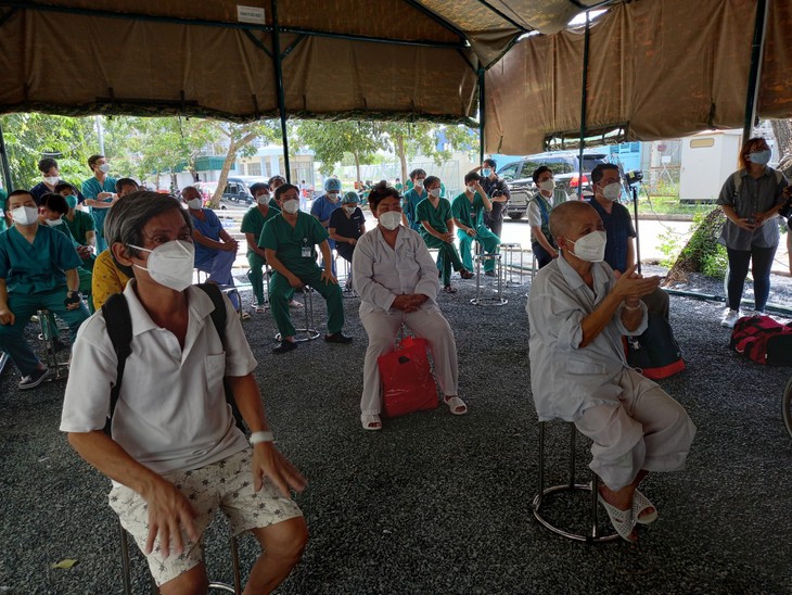 Minh chứng sinh động cho bệnh nhân COVID-19 nguy kịch được chữa khỏi - Ảnh 3. Minh chứng sinh động cho bệnh nhân COVID-19 nguy kịch được chữa khỏi - Ảnh 3.