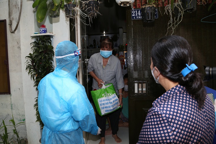 Những túi quà ấm tình quân dân của chiến sĩ Nhà giàn DK1 đến tâm dịch TP.HCM - Ảnh 3.