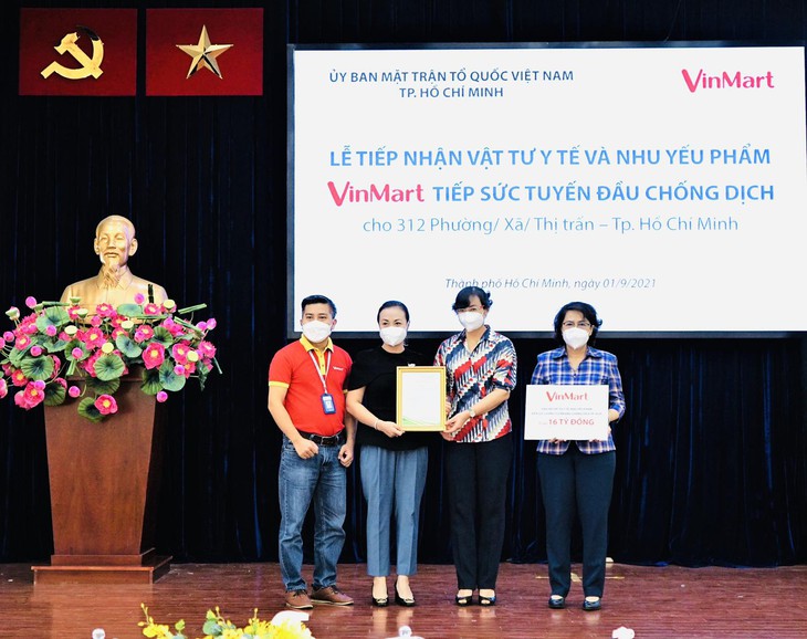 VinMart/VinMart+ tiếp sức tuyến đầu chống dịch tại TP. Hồ Chí Minh hàng chục ngàn vật tư y tế và nhu yếu phẩm - Ảnh 1. VinMart/VinMart+ tiếp sức tuyến đầu chống dịch tại TP. Hồ Chí Minh hàng chục ngàn vật tư y tế và nhu yếu phẩm - Ảnh 1.