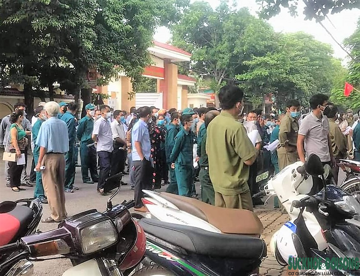 Người dân TP Vinh chen chúc tiêm vaccine, Sở y tế Nghệ An yêu cầu chấn chỉnh - Ảnh 2.