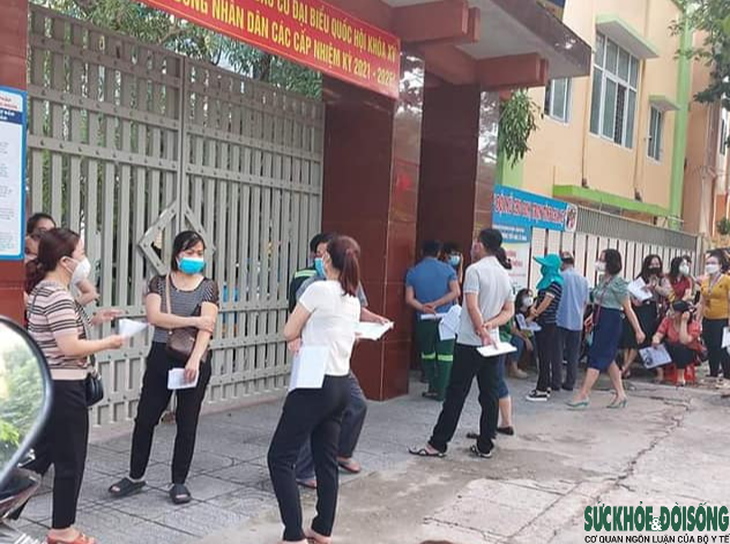Người dân TP Vinh chen chúc tiêm vaccine, Sở y tế Nghệ An yêu cầu chấn chỉnh - Ảnh 3.