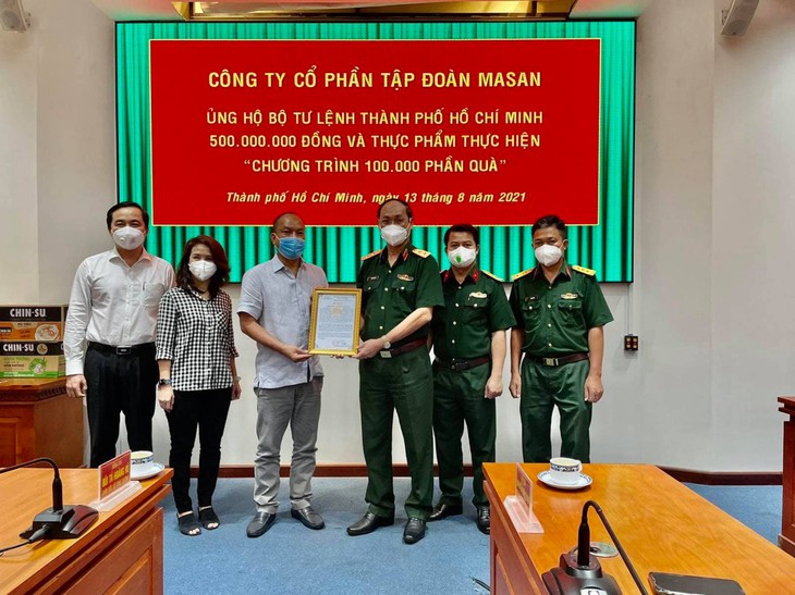 VinMart/VinMart+ tiếp sức tuyến đầu chống dịch tại TP. Hồ Chí Minh hàng chục ngàn vật tư y tế và nhu yếu phẩm - Ảnh 3. VinMart/VinMart+ tiếp sức tuyến đầu chống dịch tại TP. Hồ Chí Minh hàng chục ngàn vật tư y tế và nhu yếu phẩm - Ảnh 3.