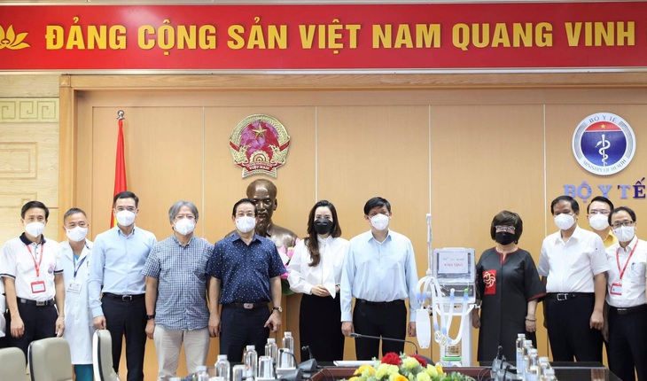 Bộ Y tế tiếp nhận 34 máy thở phục vụ hồi sức tích cực bệnh nhân COVID-19 nặng - Ảnh 2.