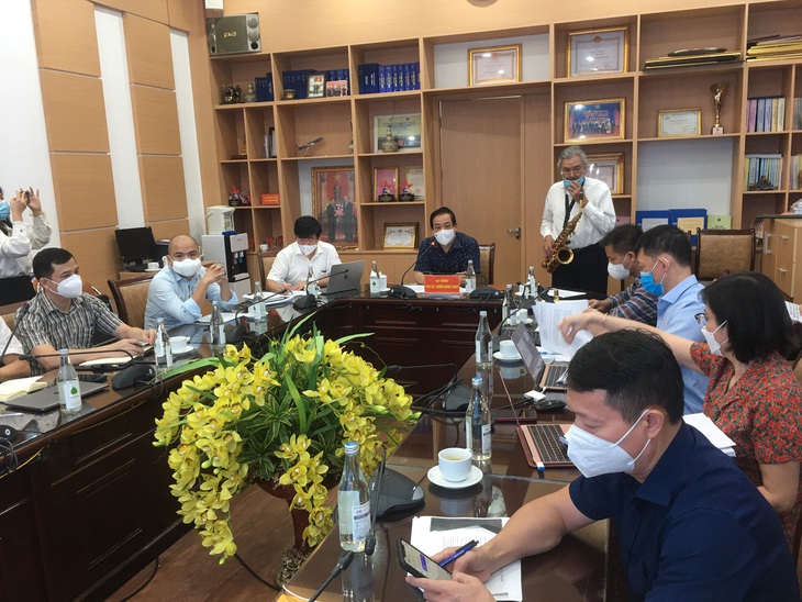 Nghệ sỹ Quyền Văn Minh thổi kèn tặng các bác sỹ tuyến đầu qua Hệ thống Teleheath của Bộ Y tế - Ảnh 1. Nghệ sỹ Quyền Văn Minh thổi kèn tặng các bác sỹ tuyến đầu qua Hệ thống Teleheath của Bộ Y tế - Ảnh 1.