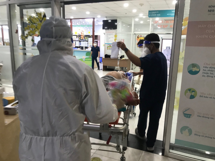Sốc sốt xuất huyết nặng, bệnh nhi 6 tuổi được các bác sĩ cứu sống - Ảnh 2. Sốc sốt xuất huyết nặng, bệnh nhi 6 tuổi được các bác sĩ cứu sống - Ảnh 2.