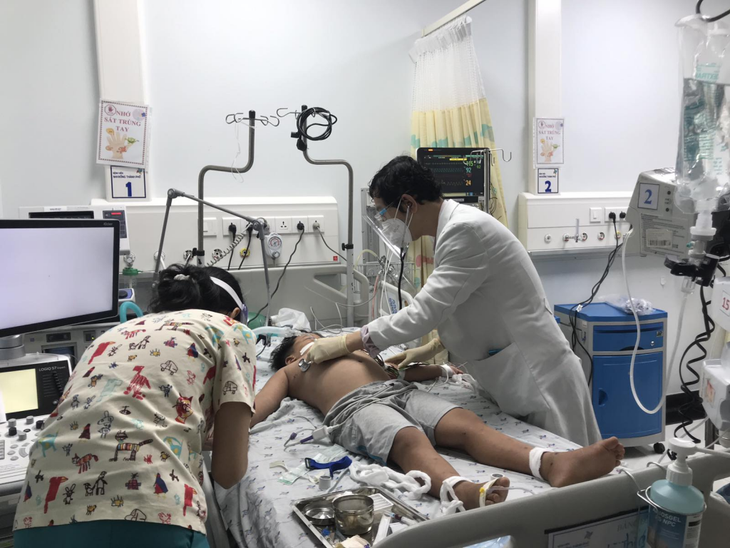 Sốc sốt xuất huyết nặng, bệnh nhi 6 tuổi được các bác sĩ cứu sống - Ảnh 3. Sốc sốt xuất huyết nặng, bệnh nhi 6 tuổi được các bác sĩ cứu sống - Ảnh 3.