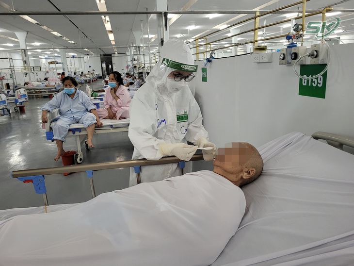 Điều dưỡng ở Trung tâm Hồi sức tích cực: Bón ăn cho bệnh nhân COVID-19 nặng 7 bữa/ngày, tắm gội cũng phải đúng giờ - Ảnh 1.