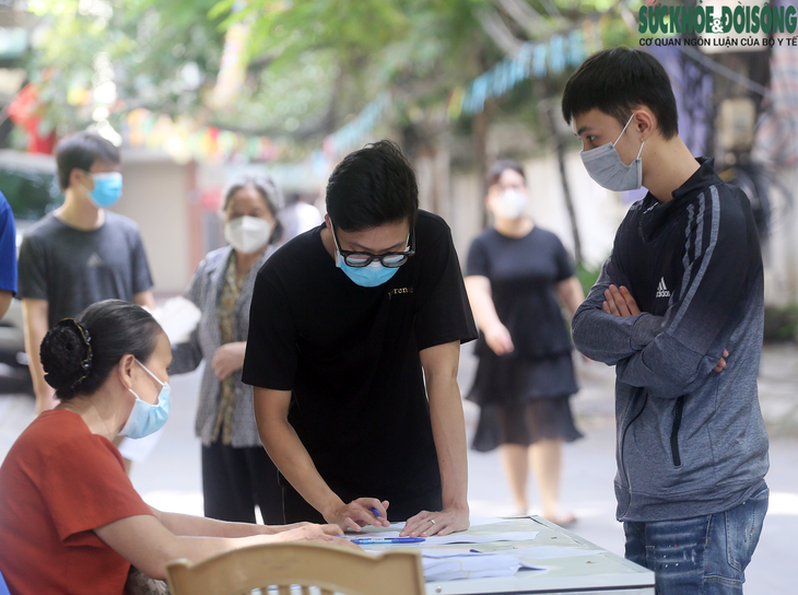 [Ảnh] Hà Nội "chạy đua" với thời gian, "thần tốc" xét nghiệm, tiêm vaccine cho người dân trước 15/9 - Ảnh 3.