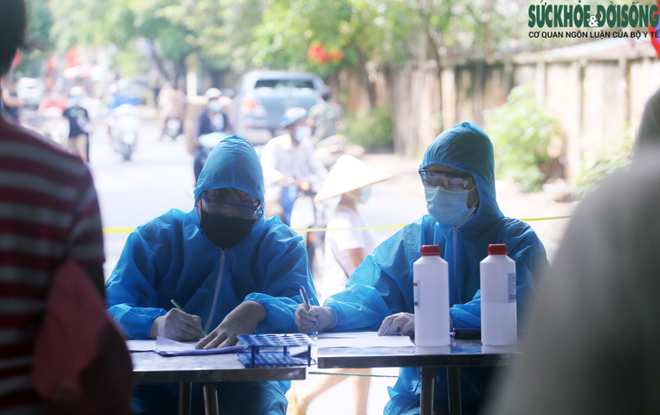 [Ảnh] Hà Nội "chạy đua" với thời gian, "thần tốc" xét nghiệm, tiêm vaccine cho người dân trước 15/9 - Ảnh 4.