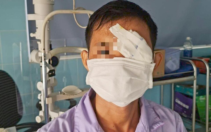 Mua cò về làm thịt một người đàn ông bị cò mổ thủng mắt