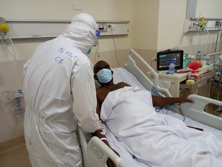 Người nước ngoài mắc COVID-19 nặng: “Y bác sĩ Việt Nam đã hồi sinh cuộc đời tôi” - Ảnh 2. Người nước ngoài mắc COVID-19 nặng: “Y bác sĩ Việt Nam đã hồi sinh cuộc đời tôi” - Ảnh 2.