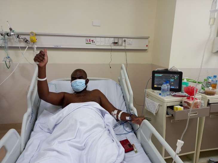 Người nước ngoài mắc COVID-19 nặng: “Y bác sĩ Việt Nam đã hồi sinh cuộc đời tôi” - Ảnh 4. Người nước ngoài mắc COVID-19 nặng: “Y bác sĩ Việt Nam đã hồi sinh cuộc đời tôi” - Ảnh 4.