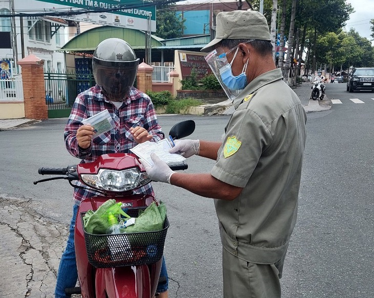 Bình Dương nới lỏng giãn cách một số huyện, thị: Chưa tiêm vaccine chưa được ra đường - Ảnh 1. Bình Dương nới lỏng giãn cách một số huyện, thị: Chưa tiêm vaccine chưa được ra đường - Ảnh 1.