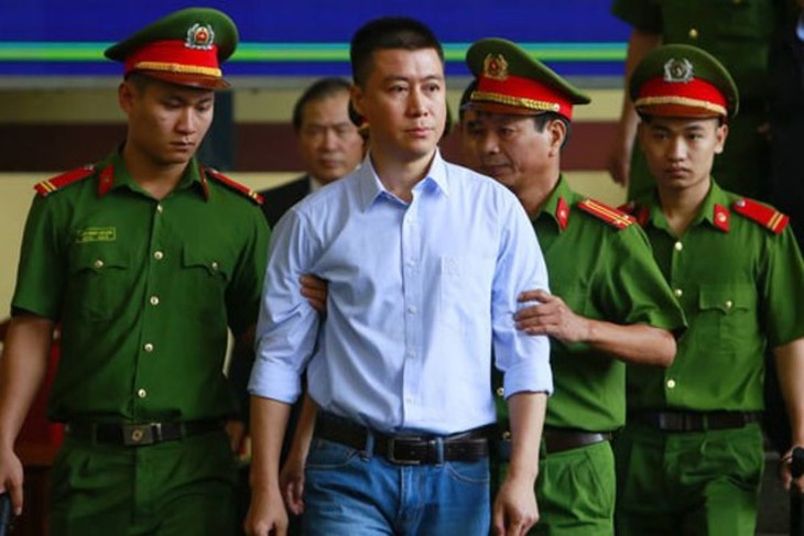 Việc giảm án tù cho phạm nhân Phan Sào Nam (thường phục trong ảnh) là vi phạm nghiêm trọng dẫn đến việc kỷ luật nhiều lãnh đạo TAND tỉnh Quảng Ninh Việc giảm án tù cho phạm nhân Phan Sào Nam (thường phục trong ảnh) là vi phạm nghiêm trọng dẫn đến việc kỷ luật nhiều lãnh đạo TAND tỉnh Quảng Ninh