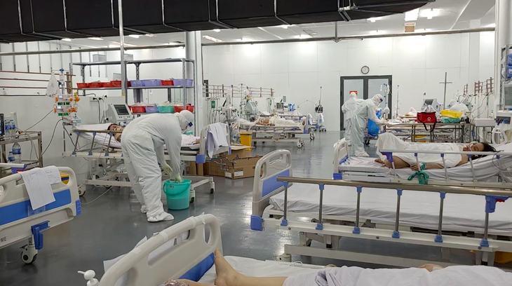 Điều dưỡng ở Trung tâm Hồi sức tích cực: Bón ăn cho bệnh nhân COVID-19 nặng 7 bữa/ngày, tắm gội cũng phải đúng giờ - Ảnh 4.