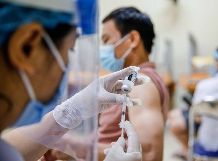 Cảnh giác sốt phản ứng sau tiêm vaccine COVID-19 và các bệnh khác - Ảnh 2.