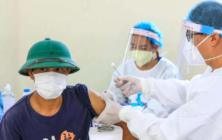 Hà Nội liên tục lập kỷ lục số vaccine COVID-19 được tiêm trong ngày - Ảnh 2. Hà Nội liên tục lập kỷ lục số vaccine COVID-19 được tiêm trong ngày - Ảnh 2.