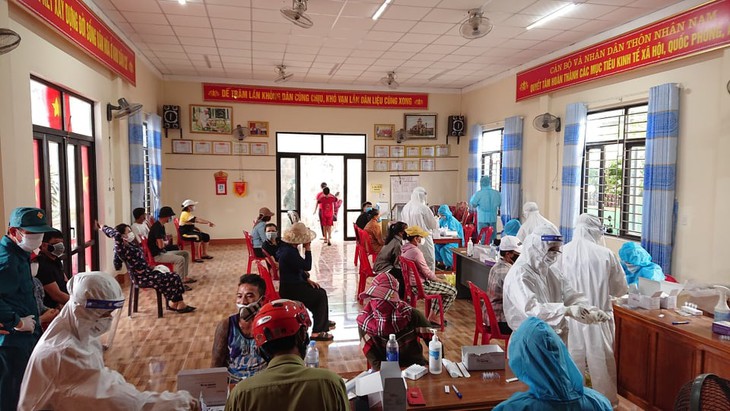 Cả hai vợ chồng cùng đi chống dịch, con gửi nhờ hàng xóm chăm nom - Ảnh 1.