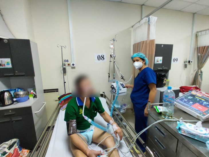 Nữ điều dưỡng nhiễm COVID-19 "xin" ở lại chăm sóc bệnh nhân ICU - Ảnh 1.