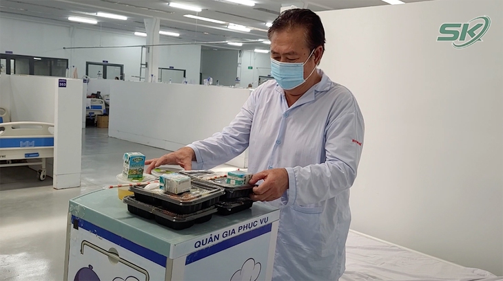 Chuyện về "người đưa cơm", đưa thuốc cho F0 chẳng bao giờ khoác đồ bảo hộ - Ảnh 1.
