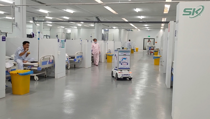Chuyện về "người đưa cơm", đưa thuốc cho F0 chẳng bao giờ khoác đồ bảo hộ - Ảnh 2.