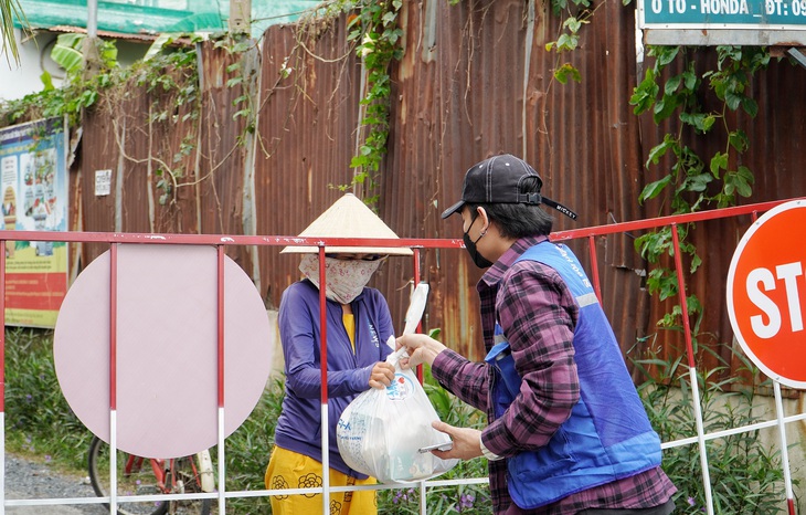 Nhiều vật tư, trang thiết bị y tế, thực phẩm…hỗ trợ TP.HCM chống dịch - Ảnh 2.