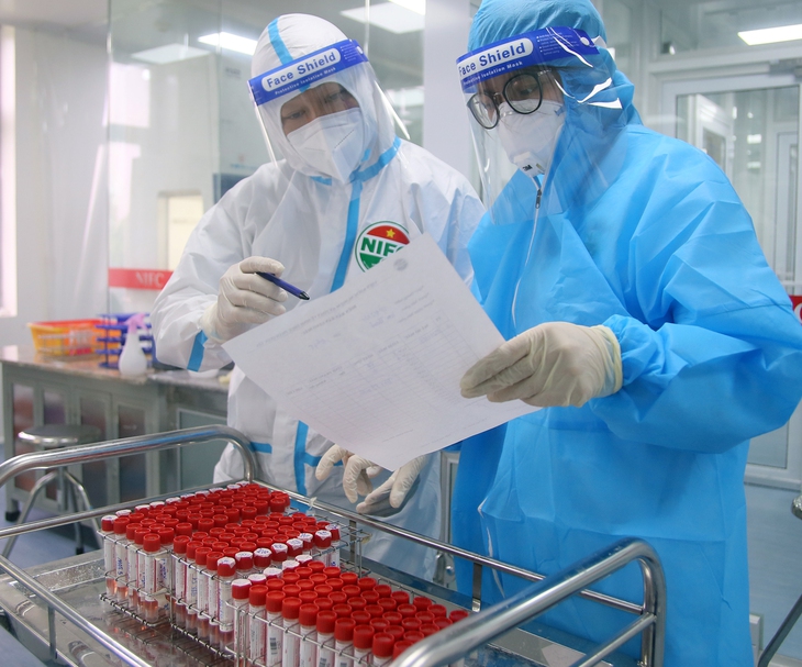 Sáng 1/1: Hơn 1,35 triệu ca COVID-19 ở Việt Nam đã khỏi bệnh; Cách ly tại nhà 3 ngày với người nhập cảnh tiêm đủ liều vaccine, xét nghiệm âm tính - Ảnh 1. Sáng 1/1: Hơn 1,35 triệu ca COVID-19 ở Việt Nam đã khỏi bệnh; Cách ly tại nhà 3 ngày với người nhập cảnh tiêm đủ liều vaccine, xét nghiệm âm tính - Ảnh 1.