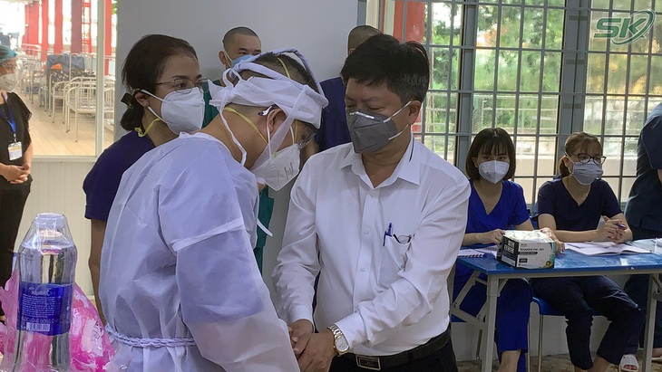 Thầy giáo trường y nén đau thương chịu tang mẹ nơi tuyến đầu chống dịch TP Hồ Chí Minh - Ảnh 3. Thầy giáo trường y nén đau thương chịu tang mẹ nơi tuyến đầu chống dịch TP Hồ Chí Minh - Ảnh 3.