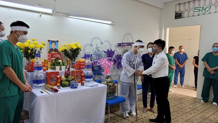 Thầy giáo trường y nén đau thương chịu tang mẹ nơi tuyến đầu chống dịch TP Hồ Chí Minh - Ảnh 2. Thầy giáo trường y nén đau thương chịu tang mẹ nơi tuyến đầu chống dịch TP Hồ Chí Minh - Ảnh 2.