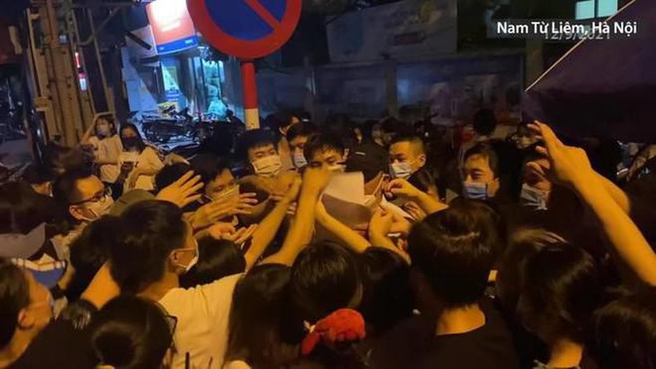 Hà Nội yêu cầu làm rõ trách nhiệm phường Trung Văn khi để người dân chen lấn tại điểm tiêm vaccine - Ảnh 2. Hà Nội yêu cầu làm rõ trách nhiệm phường Trung Văn khi để người dân chen lấn tại điểm tiêm vaccine - Ảnh 2.