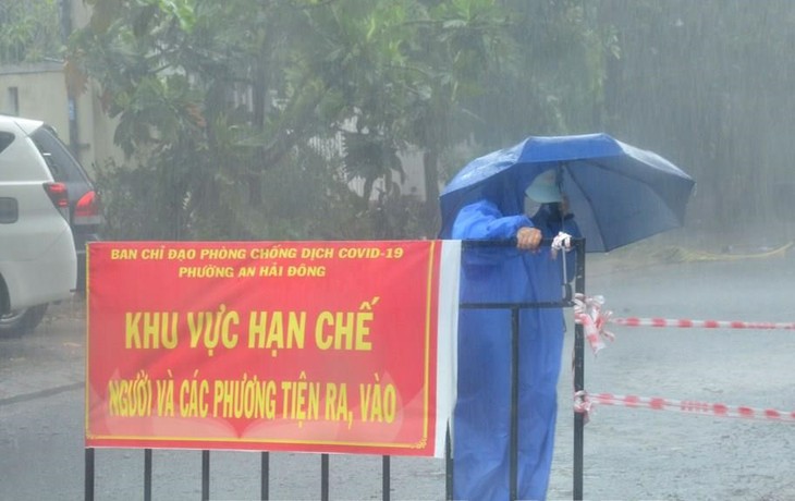 Bão lũ giữa dịch COVID- Nguy cơ kép với sức khỏe và cách xử trí - Ảnh 1.
