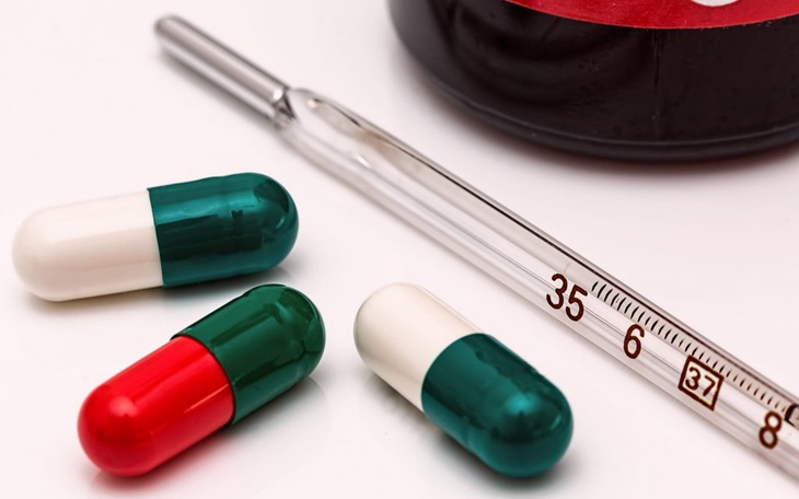 Uống thuốc hạ sốt đúng cách sau khi tiêm vaccine COVID-19