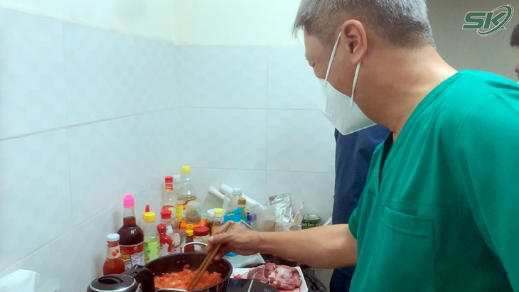 Thứ trưởng Bộ Y Nguyễn Trường Sơn tế thăm, động viên y, bác sĩ tại Bệnh viện dã chiến thu dung điều trị COVID-19 số 12 - Ảnh 2.