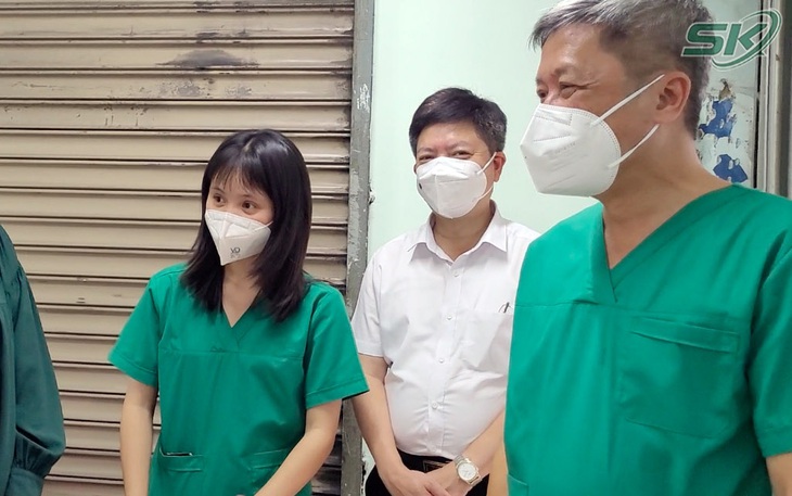 Thứ trưởng Nguyễn Trường Sơn thăm, động viên y, bác sĩ tại Bệnh viện dã chiến thu dung điều trị COVID-19 số 12