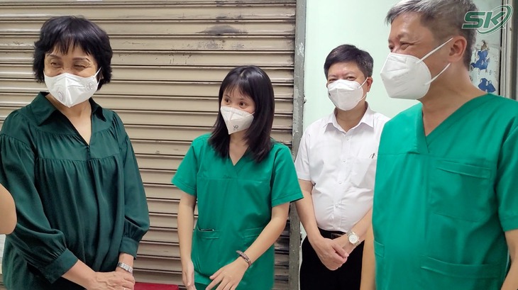 Thứ trưởng Bộ Y Nguyễn Trường Sơn tế thăm, động viên y, bác sĩ tại Bệnh viện dã chiến thu dung điều trị COVID-19 số 12 - Ảnh 1.