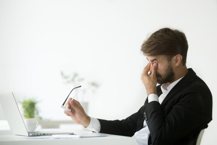 Cách dùng thuốc nhỏ mắt đối phó với hội chứng thị giác máy tính - Ảnh 1.