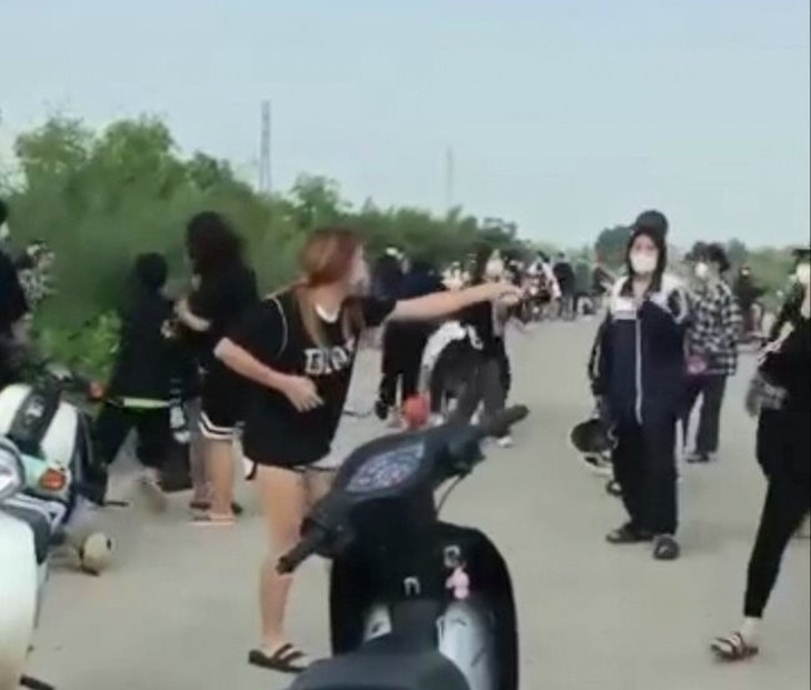 Công an thông tin vụ 50 nữ sinh dùng hung khí ẩu đả trên bờ đê - Ảnh 1.